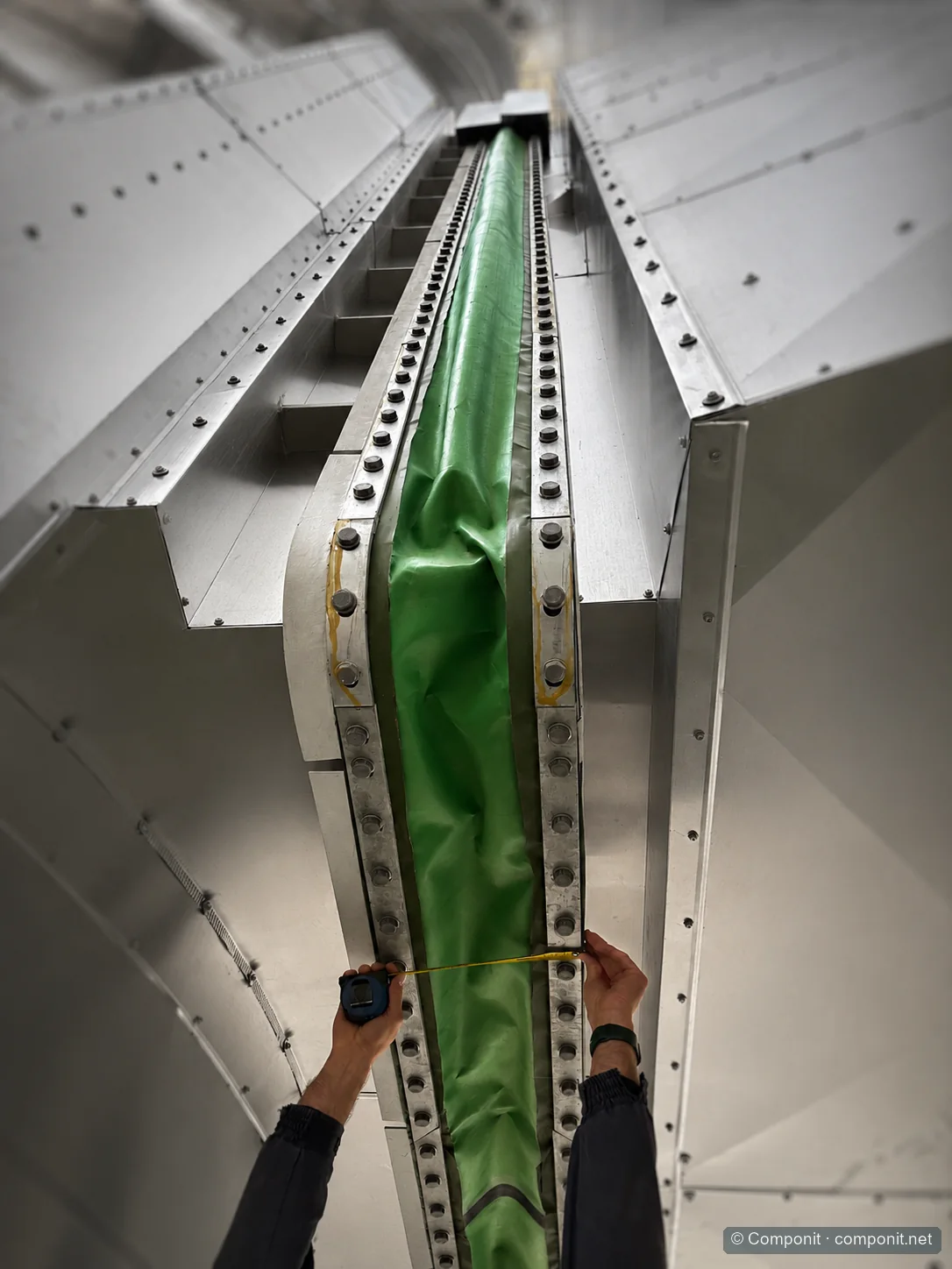 Inspección dimensional de una junta de expansión textil instalada en un conducto industrial