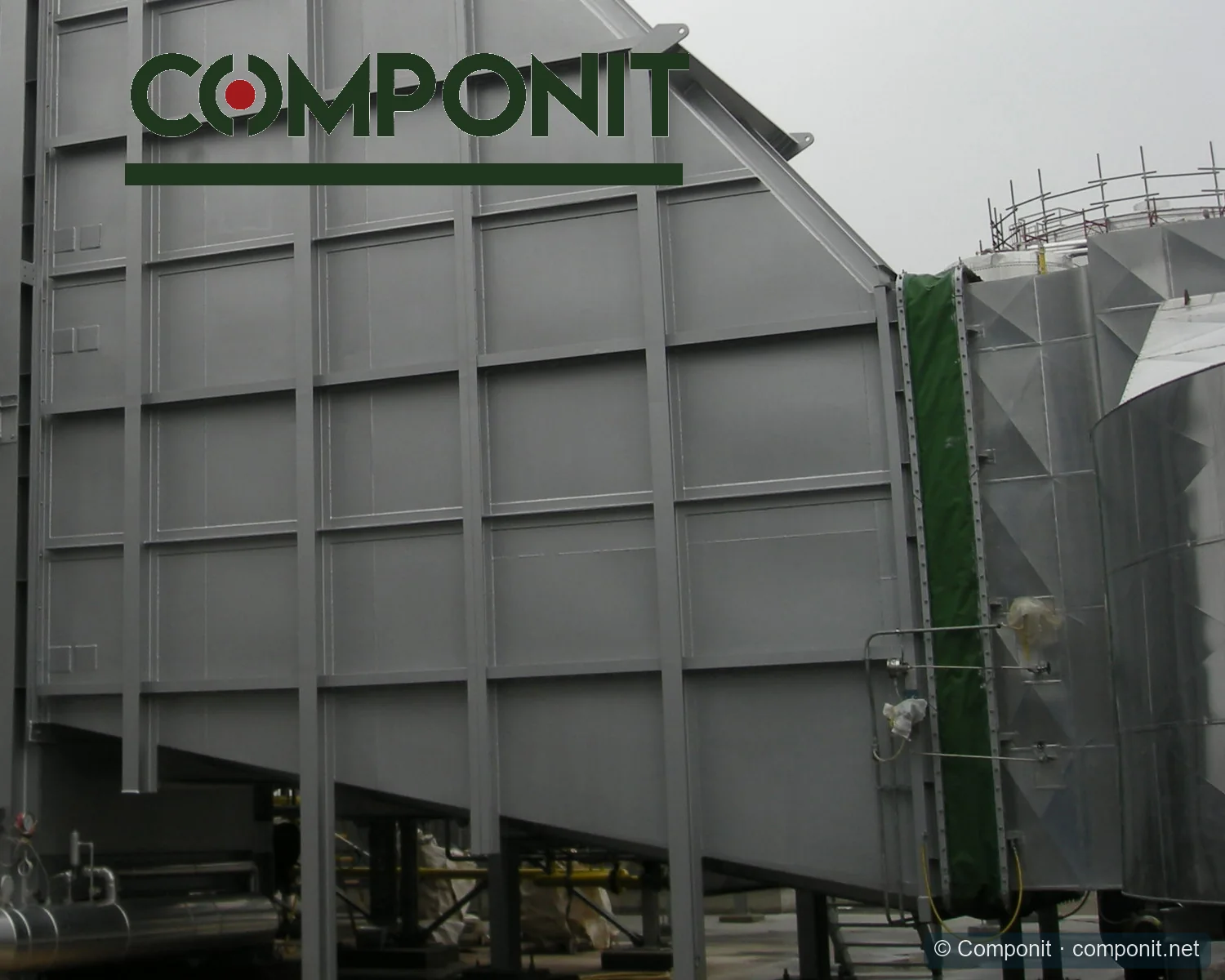Junta de expansión textil Powerflex instalada en un gran conducto industrial