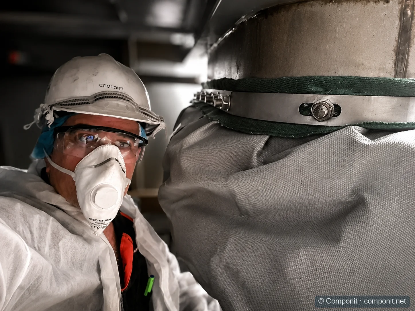 Técnico de Componit instalando una junta de expansión textil con equipos de protección