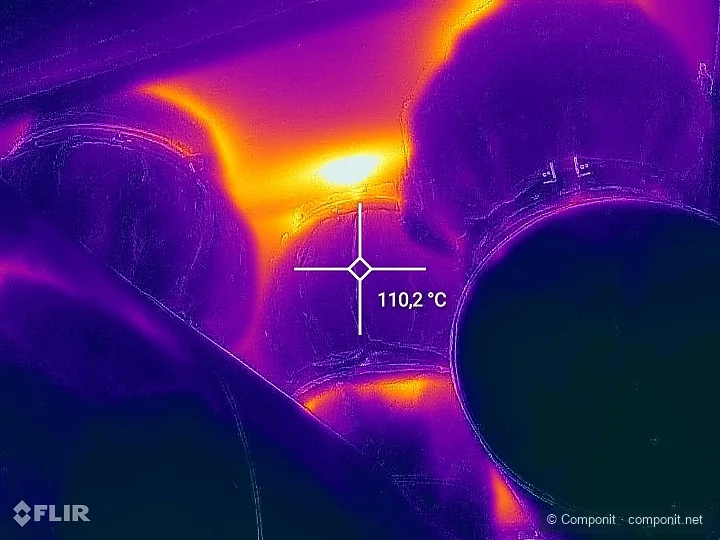 Imagen termográfica de sellos de penetración de tuberías con un punto caliente identificado